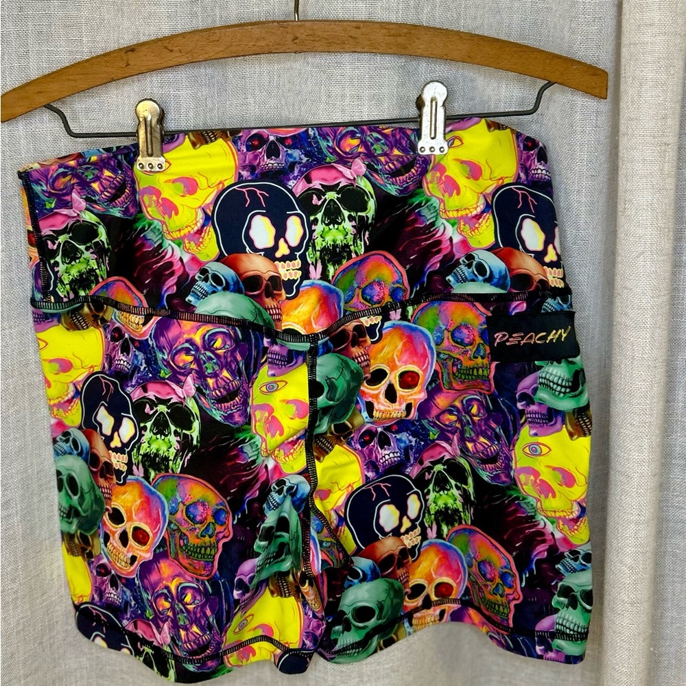 Peachy Athletic Insidious Skulls L EUC